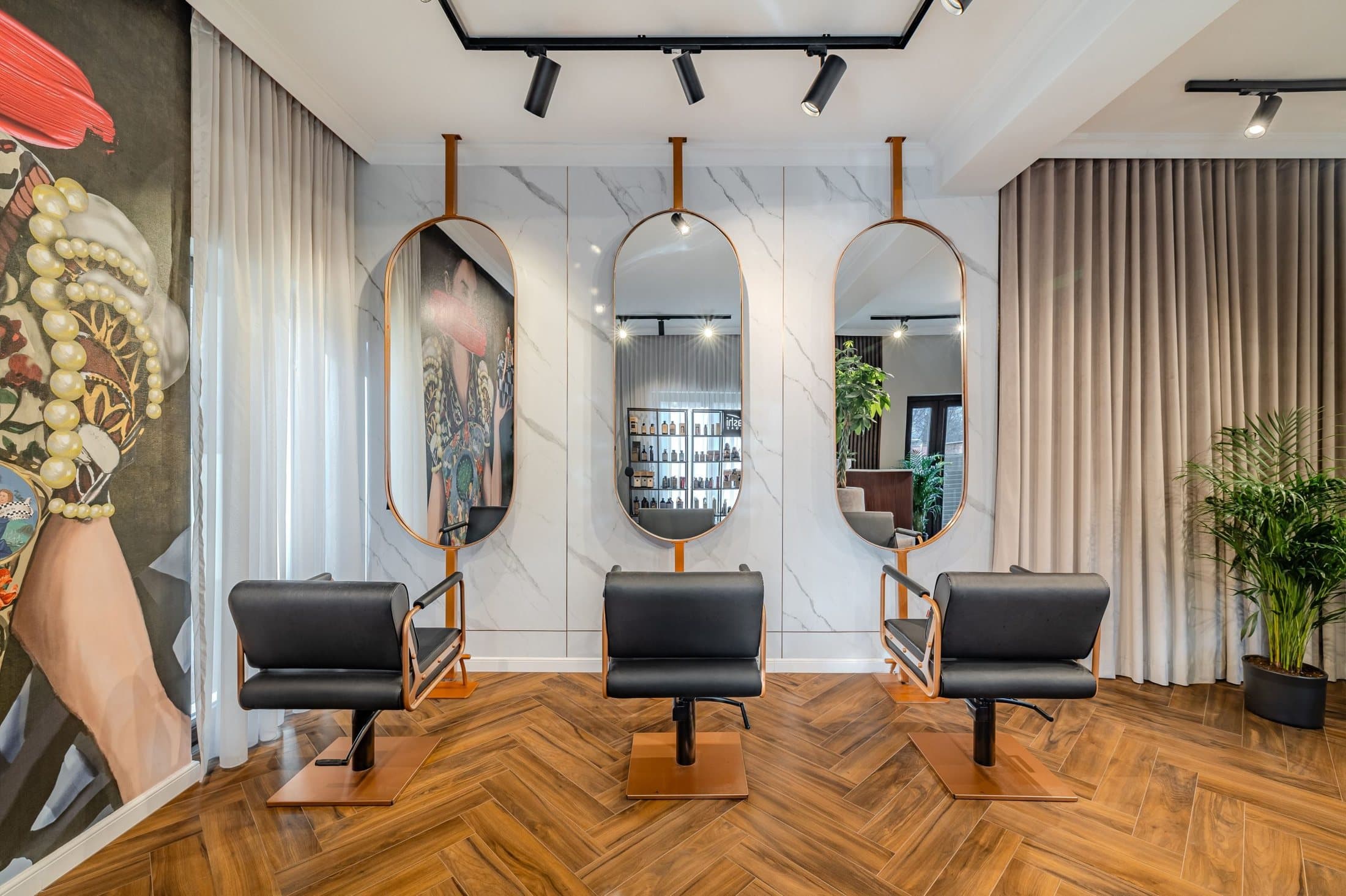 Interiorul elegant al salonului Studio di Bellezza Sibiu, cu oglinzi ovale cu ramă cupru